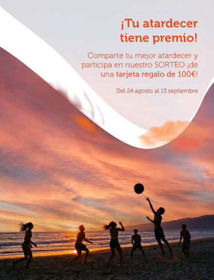 Personas en la playa jugando a la pelota