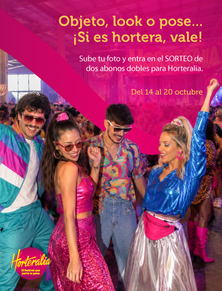 Dos muchachas y dos muchachos bailando